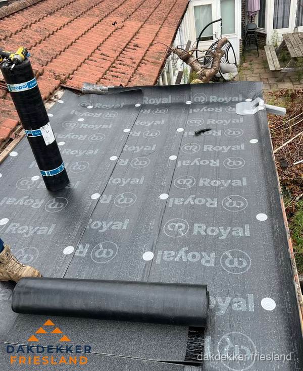Bitumen dakbedekking leggen op plat dak aanbouw in Friesland Bitumen dakbedekking leggen op plat dak aanbouw in Friesland