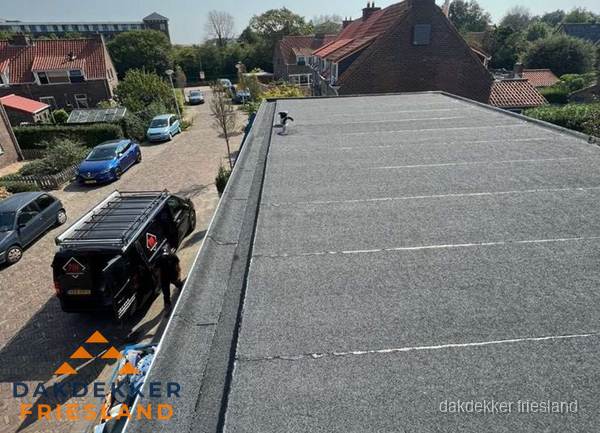 Nieuw bitumen plat dak met uitzicht over woonwijk in Friesland Nieuw bitumen plat dak met uitzicht over woonwijk in Friesland