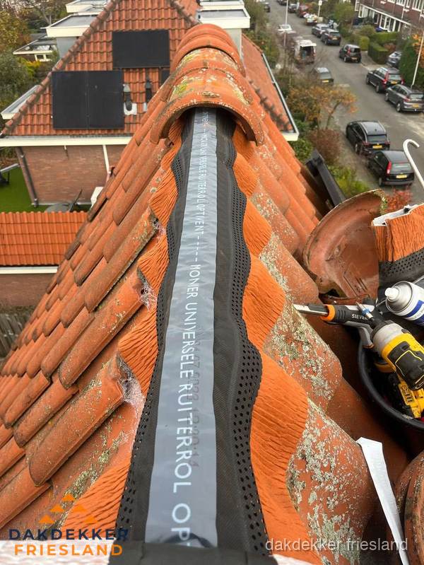 Dakdekker vervangt nokvorst met ruiterrol op pannendak in Friesland Dakdekker vervangt nokvorst met ruiterrol op pannendak in Friesland
