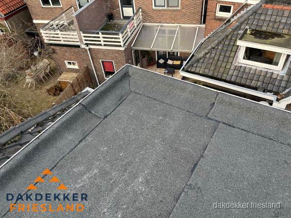 Overzicht plat dak met dakgoot in woonwijk Friesland Overzicht plat dak met dakgoot in woonwijk Friesland