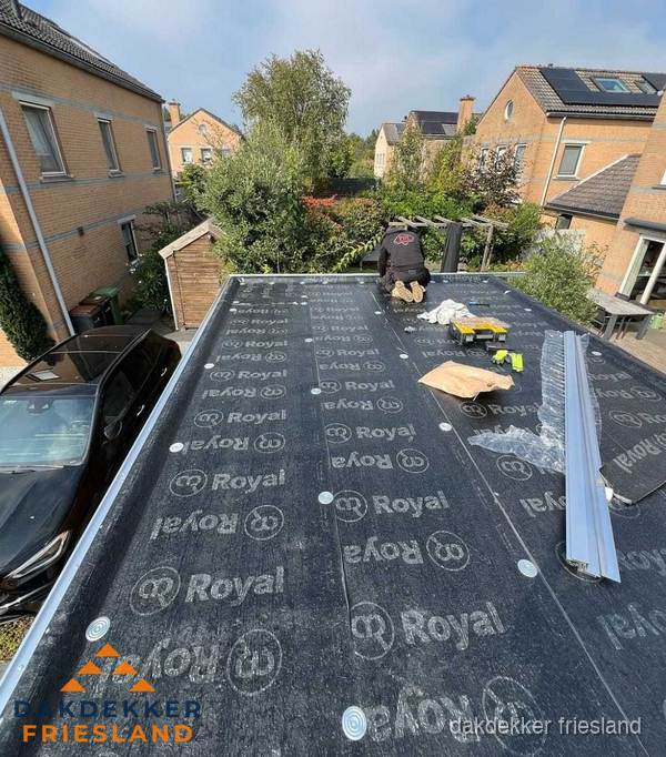 Dakdekker aan het werk op plat dak renovatie in Friesland Dakdekker aan het werk op plat dak renovatie in Friesland