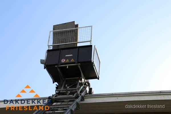 Dakdekkerslift voor materiaal transport bij dakwerkzaamheden in Friesland Dakdekkerslift voor materiaal transport bij dakwerkzaamheden in Friesland