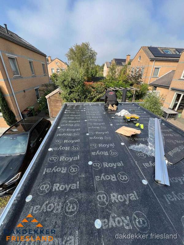 Nieuwe Royal bitumen dakbedekking op plat dak van aanbouw in Friesland Nieuwe Royal bitumen dakbedekking op plat dak van aanbouw in Friesland